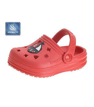 Червени бебешки чехли снимка