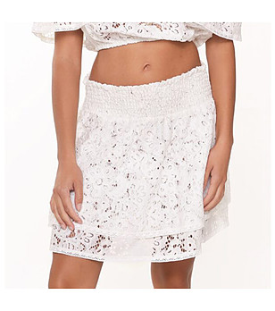 Плажна пола от дантела в цвят слонова кост снимка