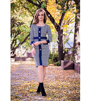 Рокля в тъмносиньо и бяло снимка