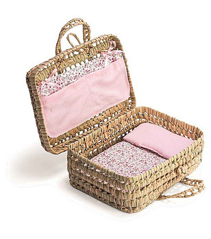 Легло за кукла със завивки в плетен куфар снимка