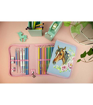 Несесер с моливи Конче снимка