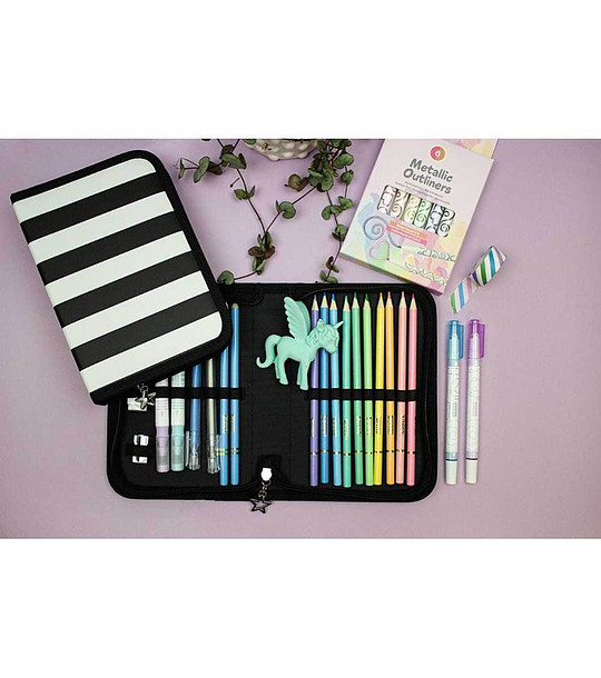 Несесер с моливи Черно и бяло снимка