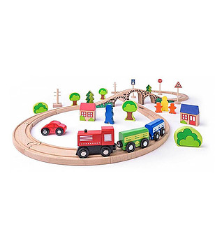 Дървено влакче с релси осмица снимка