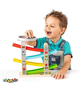 Дървено роли с четири колички и платформа снимка