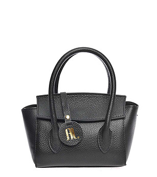 Малка кожена дамска чанта в черно снимка