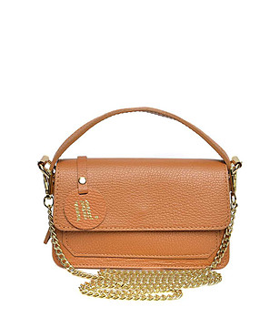 Кожена чанта в цвят коняк с верижка снимка