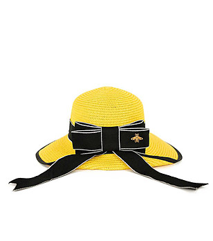 Дамска шапка в жълто с черни кантове Kora снимка