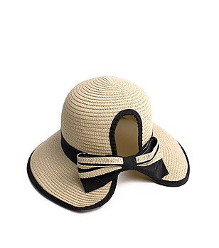 Дамска лятна шапка в светлобежово и черно снимка