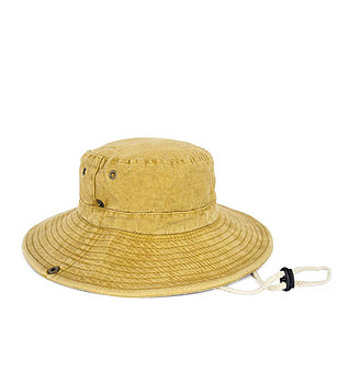 Памучна шапка в цвят горчица с шнур снимка