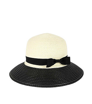 Дамска лятна шапка в екрю и черно снимка