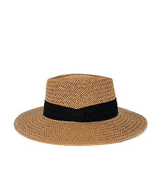 Кафява лятна шапка с черна лента снимка