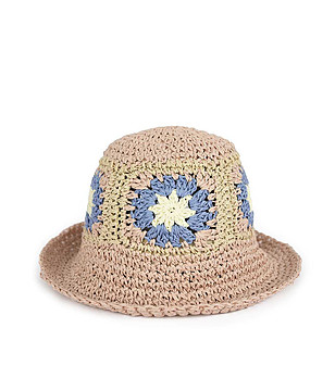 Детска бежова шапка с флорални мотиви снимка