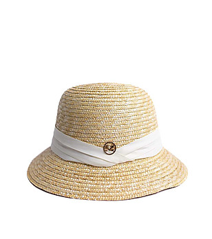 Дамска бежова шапка с бяла лента снимка