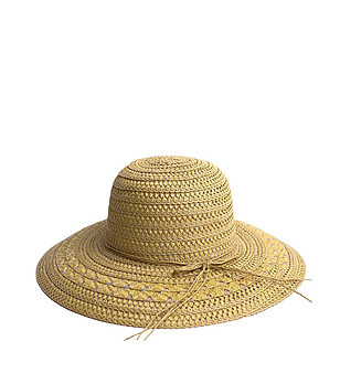 Дамска шапка в бежово Troia снимка