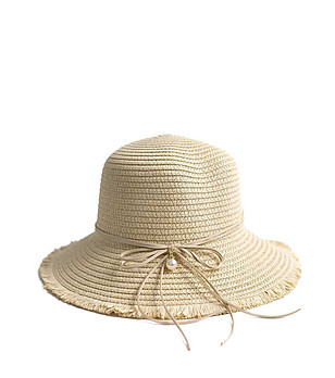 Детска шапка в светлобежово с висулка перла снимка