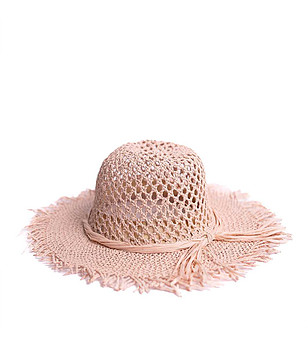 Светлорозова ажурна лятна шапка снимка