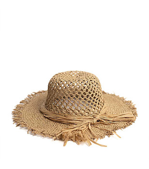 Бежова ажурна лятна шапка снимка