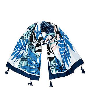 Бял шал със син принт снимка