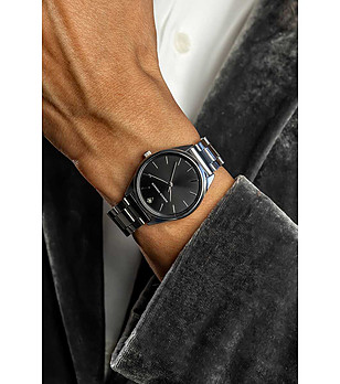 Сребрист дамски часовник с черен циферблат снимка