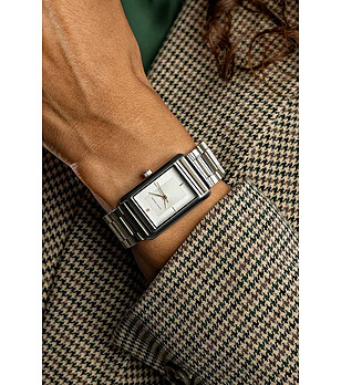 Дамски часовник в сребристо снимка