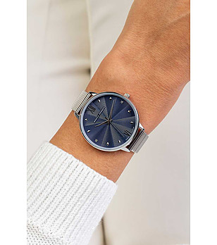 Дамски часовник в сребристо снимка