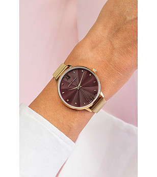 Златист часовник с циферблат в бургунд снимка