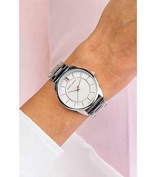 Дамски часовник в сребристо  снимка