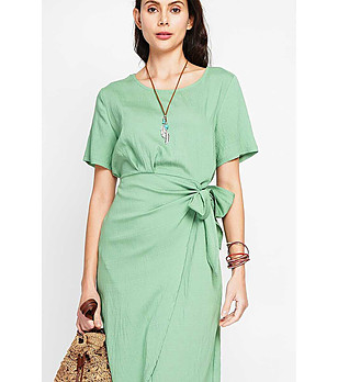 Рокля в зелен нюанс с високо съдържание на лен снимка