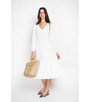 Рокля с лен в бяло снимка