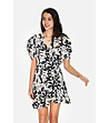 Къса ефектна рокля с принт в черно-2 снимка