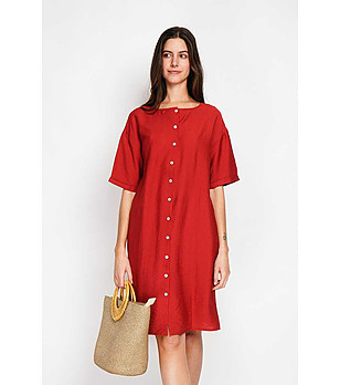 Червена рокля с копчета снимка