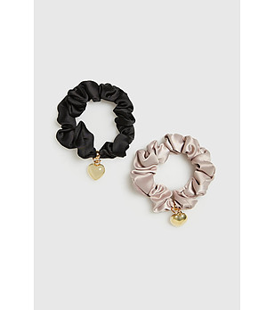 Комплект от 2 скрънчита в черно и пепел от роза с висулка сърце снимка