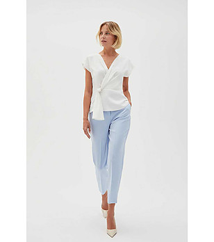 Дамски светлосин панталон снимка