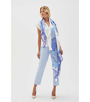 Дамски шал в синьо и бяло снимка