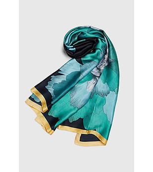 Дамски шал в черно и зелено снимка