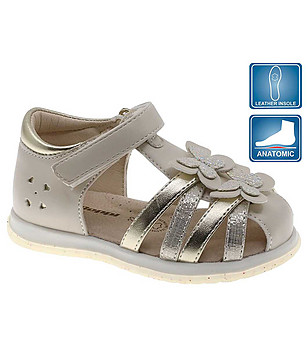 Бежови анатомични бебешки сандали снимка