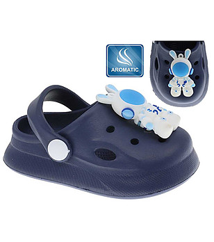 Бебешки гумени чехли в тъмносиньо с декорация снимка