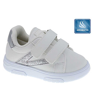 Бебешки обувки в бяло и сребристо снимка