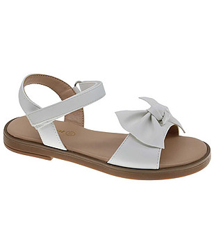 Бели детски сандали с панделка за момиче снимка