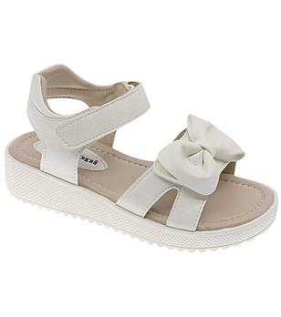 White Youth sandals, made of synthetic leather. Fasten with Velcro for easy wear and adjustment. Rubber sole. снимка