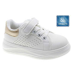 Бели бебешки обувки със златист панел размер 25-30 снимка