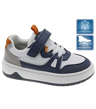 Детски сникърси в бяло, тъмносиньо и сиво снимка