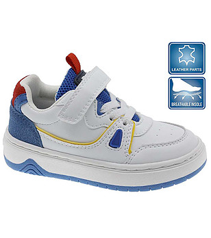 Детски сникърси в бяло и синьо снимка