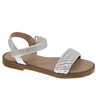 Детски сандали в перлен нюанс снимка