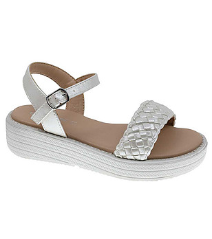 Детски сандали в перлен нюанс на платформа снимка