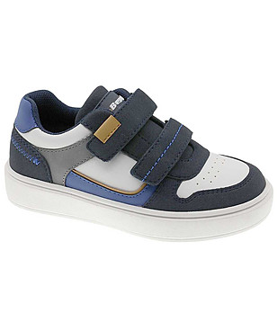 Детски сникърси в тъмносиньо и бяло снимка