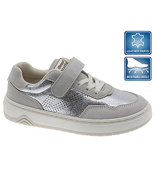 Детски сникърси в сиво и сребристо снимка