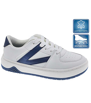 Детски сникърси в бяло и тъмносиньо снимка