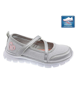 Детски обувки в сребристо снимка