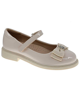 Детски бежови обувки с панделка снимка